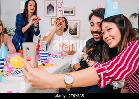 Concetto di festa di compleanno con cane Foto Stock