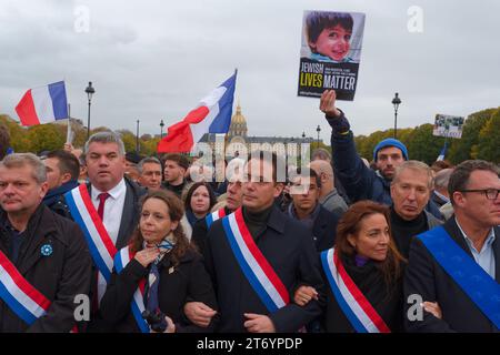 Les francais unis contre l'antisémitisme ont défilé dans Paris, sauf pour les partis politique. Le RN de Marine le Pen fermait la marche Foto Stock