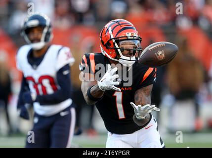 Cincinnati, Stati Uniti. 12 novembre 2023. Cincinnati Bengals Ja'Marr Chase (1) segnò il touchdown durante il secondo tempo di gioco contro gli Houston Texans al Paycor Stadium domenica 12 novembre 2023 a Cincinnati. Ohio. Foto di John Sommers II/UPI Credit: UPI/Alamy Live News Foto Stock
