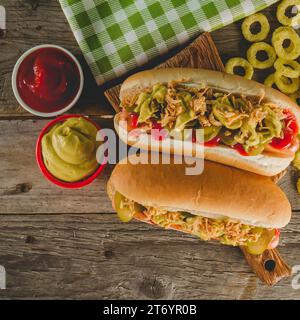 Deliziosi hot dog con salse anelli di cipolla Foto Stock