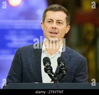 BEAR, DE, USA - 6 NOVEMBRE 2023: Il Segretario dei trasporti Pete Buttigieg parla ad un evento a Bear, Delaware, Stati Uniti. Foto Stock