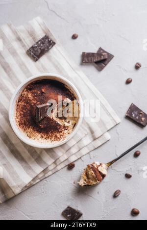 Torta con crema di alci al cioccolato vista dall'alto servita in una ciotola bianca Foto Stock