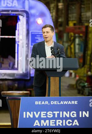 BEAR, DE, USA - 6 NOVEMBRE 2023: Il Segretario dei trasporti Pete Buttigieg parla ad un evento a Bear, Delaware, Stati Uniti. Foto Stock