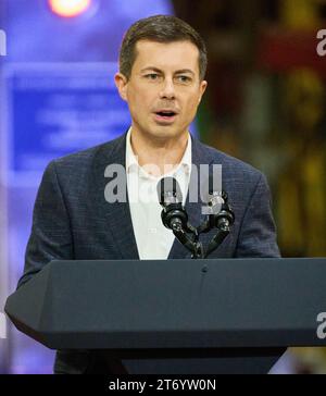 BEAR, DE, USA - 6 NOVEMBRE 2023: Il Segretario dei trasporti Pete Buttigieg parla ad un evento a Bear, Delaware, Stati Uniti. Foto Stock