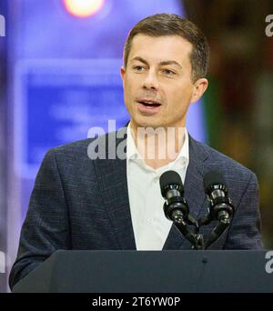 BEAR, DE, USA - 6 NOVEMBRE 2023: Il Segretario dei trasporti Pete Buttigieg parla ad un evento a Bear, Delaware, Stati Uniti. Foto Stock