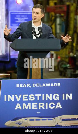 BEAR, DE, USA - 6 NOVEMBRE 2023: Il Segretario dei trasporti Pete Buttigieg parla ad un evento a Bear, Delaware, Stati Uniti. Foto Stock