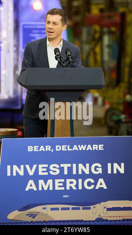 BEAR, DE, USA - 6 NOVEMBRE 2023: Il Segretario dei trasporti Pete Buttigieg parla ad un evento a Bear, Delaware, Stati Uniti. Foto Stock