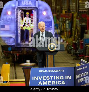 BEAR, DE, USA - 6 NOVEMBRE 2023: Il presidente Joe Biden fa osservazioni presso l'impianto di manutenzione Amtrak di Bear, DE, Stati Uniti. Foto Stock