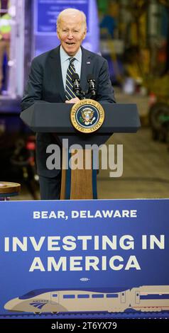 BEAR, DE, USA - 6 NOVEMBRE 2023: Il presidente Joe Biden fa osservazioni presso l'impianto di manutenzione Amtrak di Bear, DE, Stati Uniti. Foto Stock