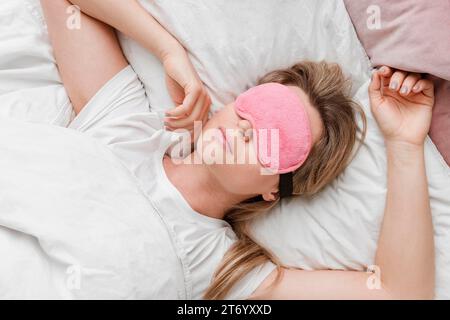 Donna che indossa la maschera del sonno vista dall'alto degli occhi Foto Stock