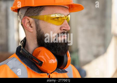 Uomo vicino che indossa dispositivi di protezione Foto Stock