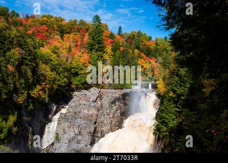 Fogliame autunnale nel canyon di Saint Anne in Quebec Foto Stock