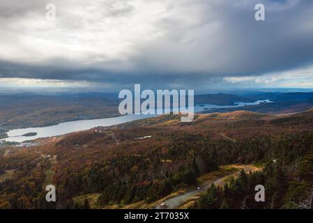 Piove sopra il lago Tremblant in Quebec in autunno Foto Stock