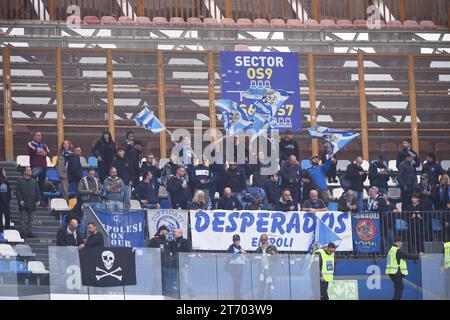 Napoli, Italia. 12 novembre 2023. I tifosi dell'Empoli FC durante la partita di serie A tra l'SSC Napoli e l'Empoli FC allo Stadio Diego Armando Maradona di Napoli il 12 novembre 2023. Credito: Franco Romano/Alamy Live News Foto Stock