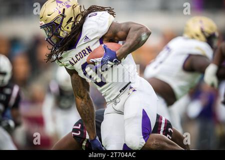 12 novembre 2023: Il running back degli Alcorn State Braves Jarveon Howard (0) corre per yard positive durante la partita di football NCAA tra gli Alcorn State Braves e i Texas Southern Tigers allo Shell Energy Stadium di Houston, Texas. Prentice C. James tramite Cal Sport Media Foto Stock