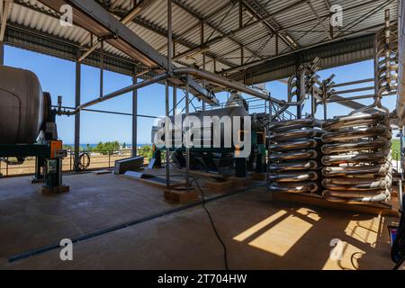 Pressa pneumatica e tubo corrugato di tipo coassiale nella moderna linea di produzione di cantine. Foto Stock