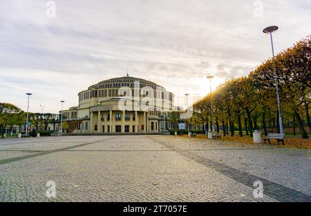 Breslavia, Polonia - 10 novembre 2023: Hala Stulecia o Centennial Hall - storico sito patrimonio dell'umanità dell'UNESCO Foto Stock