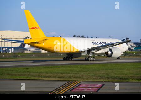 Everett, WA, USA - 11 novembre 2023; Singapore Airlines e DHL partnership Aircraft sulla pista 16R all'Everett Paine Field Foto Stock