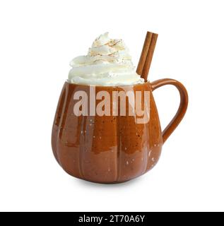 Tazza di latte speziato di zucca con panna montata e bastoncino di cannella isolato su bianco Foto Stock