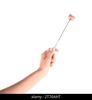 Donna che tiene forchetta con un pezzo di carne cruda su sfondo bianco Foto Stock