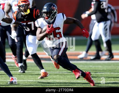 Cincinnati, Stati Uniti. 12 novembre 2023. Il running back degli Houston Texans Devin Singletary (26) si liberò dalla difesa dei Cincinnati Bengals durante il primo tempo di gioco al Paycor Stadium di domenica 12 novembre 2023 a Cincinnati. Ohio. Foto di John Sommers II/UPI Credit: UPI/Alamy Live News Foto Stock