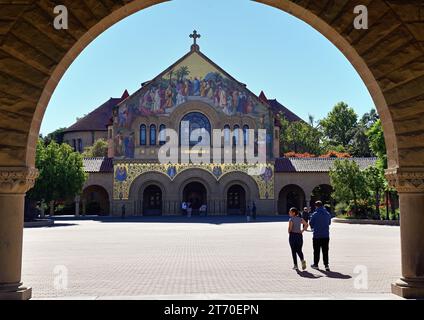Stanford, California, USA. Stanford Memorial Church vista attraverso un arco sul Main Quad della Stanford University. Foto Stock