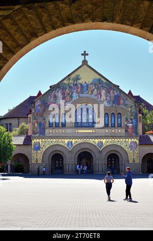 Stanford, California, USA. Stanford Memorial Church vista attraverso un arco sul Main Quad della Stanford University. Foto Stock