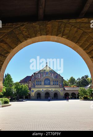 Stanford, California, USA. Stanford Memorial Church vista attraverso un arco sul Main Quad della Stanford University. Foto Stock