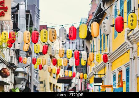 Lanterne cinesi appese su colorati fronti commerciali nei vicoli di Kwai Chai Hong - Kuala Lumpur, Malesia Foto Stock