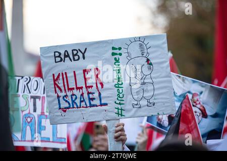 Istanbul, Turchia. 12 novembre 2023. Un manifestante è stato visto con in mano uno striscione che diceva "baby killer Israel”. La Palestine Initiative Platform ha formato una catena umana da Edirnekapi a Sultanahmet per protestare contro gli attacchi israeliani a Gaza. Credito: SOPA Images Limited/Alamy Live News Foto Stock