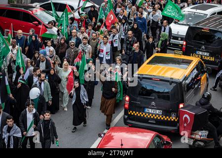 Istanbul, Turchia. 12 novembre 2023. I sostenitori palestinesi che hanno iniziato a camminare da Edirnekapi sono stati visti avvicinarsi a Piazza Beyazit. La Palestine Initiative Platform ha formato una catena umana da Edirnekapi a Sultanahmet per protestare contro gli attacchi israeliani a Gaza. Credito: SOPA Images Limited/Alamy Live News Foto Stock