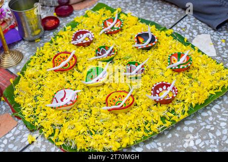 Festival Diwali o dipaboli prodip. Festival religioso indù. Flower Rangoli per Diwali o Pongal Festival. Lampada a olio di argilla. Diwali o Dipawali Foto Stock