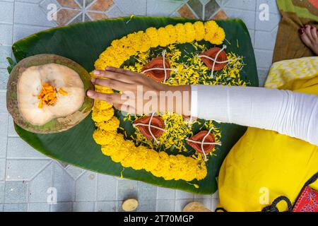 Festival Diwali o dipaboli prodip. Festival religioso indù. Flower Rangoli per Diwali o Pongal Festival. Lampada a olio di argilla. Diwali o Dipawali Foto Stock