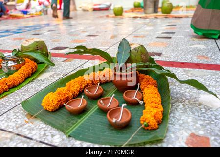 Festival Diwali o dipaboli prodip. Festival religioso indù. Flower Rangoli per Diwali o Pongal Festival. Lampada a olio di argilla. Diwali o Dipawali Foto Stock