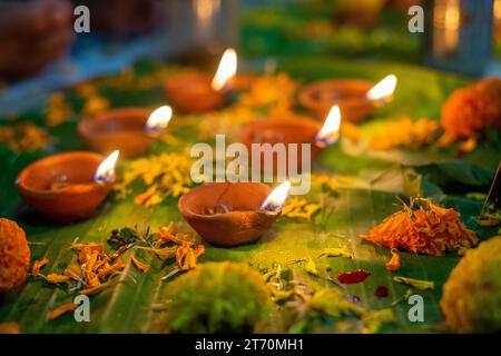 Festival Diwali o dipaboli prodip. Festival religioso indù. Flower Rangoli per Diwali o Pongal Festival. Lampada a olio di argilla. Diwali o Dipawali Foto Stock