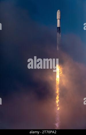 Litoff foto dentro e fuori dalle nuvole di SpaceX Falcon 9 satelliti SES 03b mPower 5&6 Liftoff alle 4:08 EST Cape Canaveral Florida 12 novembre 2023 da SLC-40 Brevard County. Questo è il 84° lancio di SpaceX nel 2023 sia dalla East Coast che dalla West Coast. (Foto di Scott Schilke/Sipa USA) Foto Stock