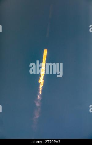 Litoff foto dentro e fuori dalle nuvole di SpaceX Falcon 9 satelliti SES 03b mPower 5&6 Liftoff alle 4:08 EST Cape Canaveral Florida 12 novembre 2023 da SLC-40 Brevard County. Questo è il 84° lancio di SpaceX nel 2023 sia dalla East Coast che dalla West Coast. (Foto di Scott Schilke/Sipa USA) Foto Stock