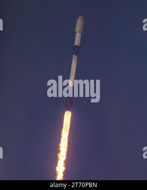 Litoff foto dentro e fuori dalle nuvole di SpaceX Falcon 9 satelliti SES 03b mPower 5&6 Liftoff alle 4:08 EST Cape Canaveral Florida 12 novembre 2023 da SLC-40 Brevard County. Questo è il 84° lancio di SpaceX nel 2023 sia dalla East Coast che dalla West Coast. (Foto di Scott Schilke/Sipa USA) Foto Stock