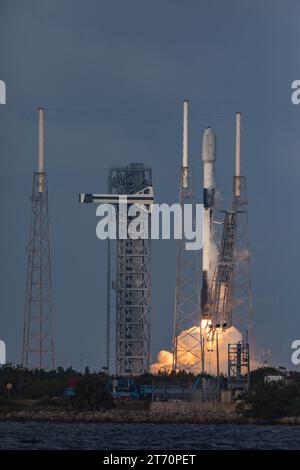 Litoff foto dentro e fuori dalle nuvole di SpaceX Falcon 9 satelliti SES 03b mPower 5&6 Liftoff alle 4:08 EST Cape Canaveral Florida 12 novembre 2023 da SLC-40 Brevard County. Questo è il 84° lancio di SpaceX nel 2023 sia dalla East Coast che dalla West Coast. (Foto di Scott Schilke/Sipa USA) Foto Stock