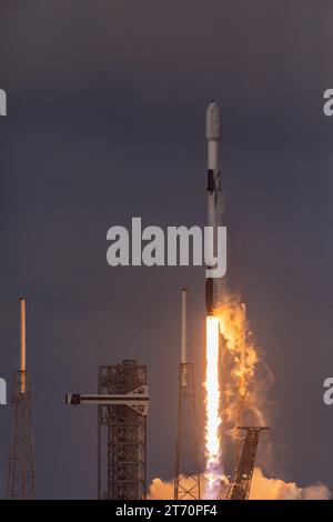 Litoff foto dentro e fuori dalle nuvole di SpaceX Falcon 9 satelliti SES 03b mPower 5&6 Liftoff alle 4:08 EST Cape Canaveral Florida 12 novembre 2023 da SLC-40 Brevard County. Questo è il 84° lancio di SpaceX nel 2023 sia dalla East Coast che dalla West Coast. (Foto di Scott Schilke/Sipa USA) Foto Stock