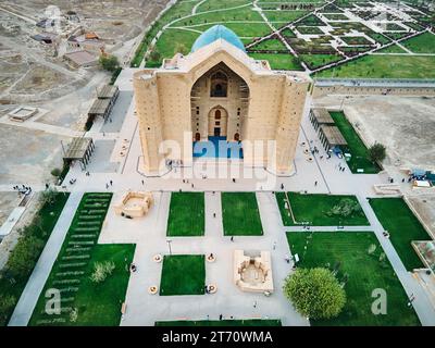 Vista aerea del mausoleo di Khoja Ahmed Yasavi nella città di Turkestan, antico edificio nel Kazakistan meridionale Foto Stock