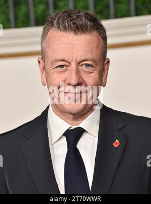 Westwood, USA. 12 novembre 2023. Peter Morgan arriva alla prima di Los Angeles della parte 1 della stagione finale di "THE CROWN" tenutasi al Westwood Regency Village Theatre il 12 novembre 2023 a Westwood, California. © Lisa OConnor/AFF-USA.com credito: AFF/Alamy Live News Foto Stock