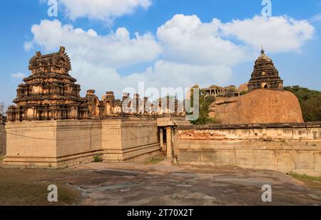 Antica architettura medievale del Tempio di Raghunatha al tramonto, costruito nel XVI secolo a Hampi Karnataka, India Foto Stock