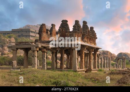 Bazar Hampi medievale con paesaggio collinare a Karnataka India Foto Stock