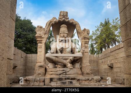 Tempio medievale in pietra Lakshmi Narasimha costruito nell'anno 1528 a Hampi Karnataka, India. Foto Stock