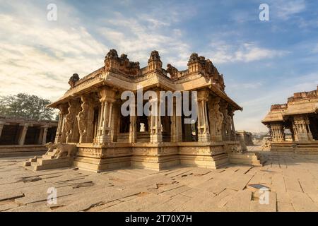 Antiche rovine di architettura in pietra all'interno del complesso del tempio di Vijaya Vittala a Hampi Karnataka, India. Foto Stock