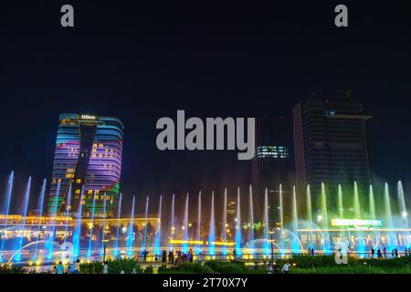 Uzbekistan, Tashkent - 27 settembre 2023: Una fontana con illuminazione laser e musica leggera nel Tashkent City Park di notte sullo sfondo Foto Stock