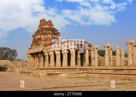 Antiche rovine di architettura in pietra all'interno del complesso del tempio di Vijaya Vittala a Hampi Karnataka, India. Foto Stock