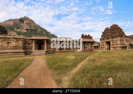 Tempio di Achyuta Raya rovine di architettura medievale a Hampi Karnataka, India. Sito patrimonio dell'umanità dell'UNESCO Foto Stock