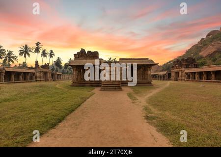Antica architettura del tempio di Achyuta Raya prima dell'alba a Hampi, Karnataka, India Foto Stock